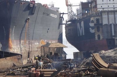 Всё больше танкеров &laquo;теневого флота&raquo; прибывают в пункты разборки в Индии. Прошедший год стал рекордным по их количеству &mdash; Bloomberg