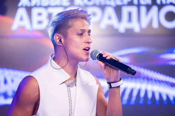 «Она меня нашла»: Хабиб превратился в блондина, чтобы спеть «Шаганэ»