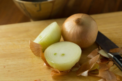 Неожиданное «чудесное» средство: пять неочевидных способов применения луковой шелухи